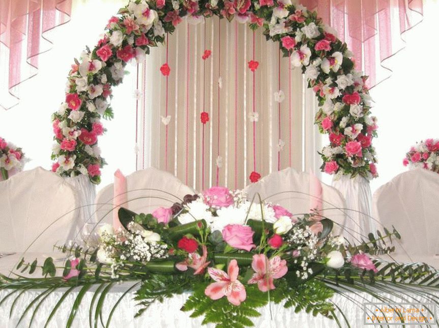 Svatební oblouk květin