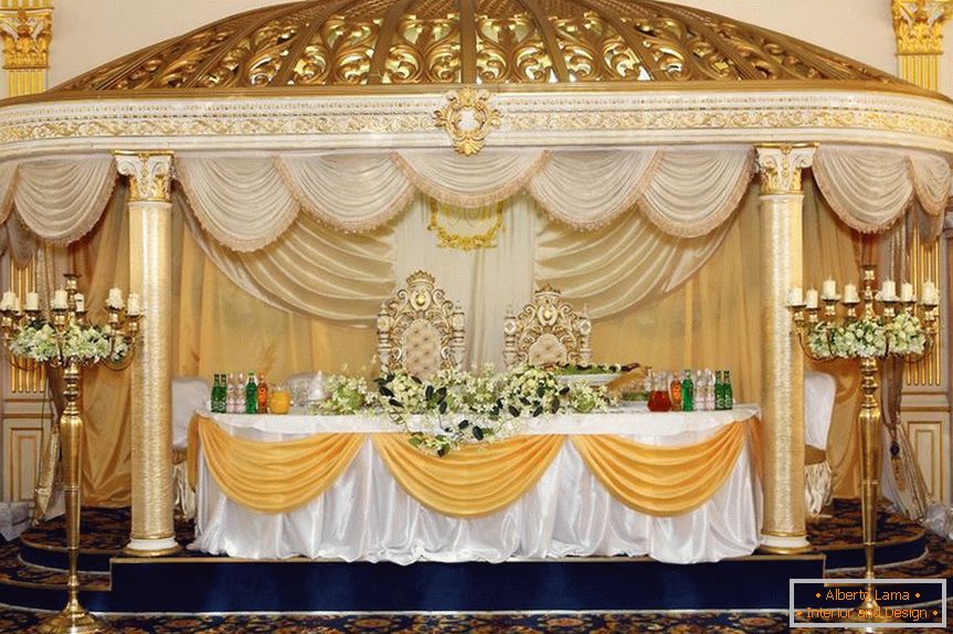 Stůl nevěsty a ženicha с шикарным оформлением