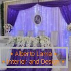Bílý fialový ubrus na svatebním stole