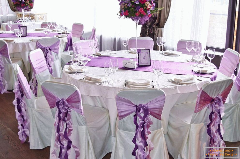 Registrace hostujících stolů a židlí na svatbě