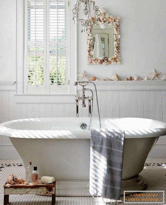 Jednoduchý a krásný dekor mušlí v koupelně
