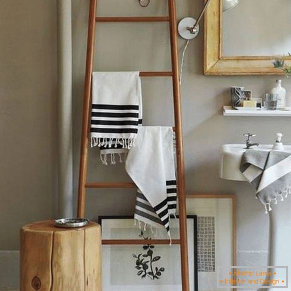 Koupelnová výzdoba - věšák na ručníky ze schodů