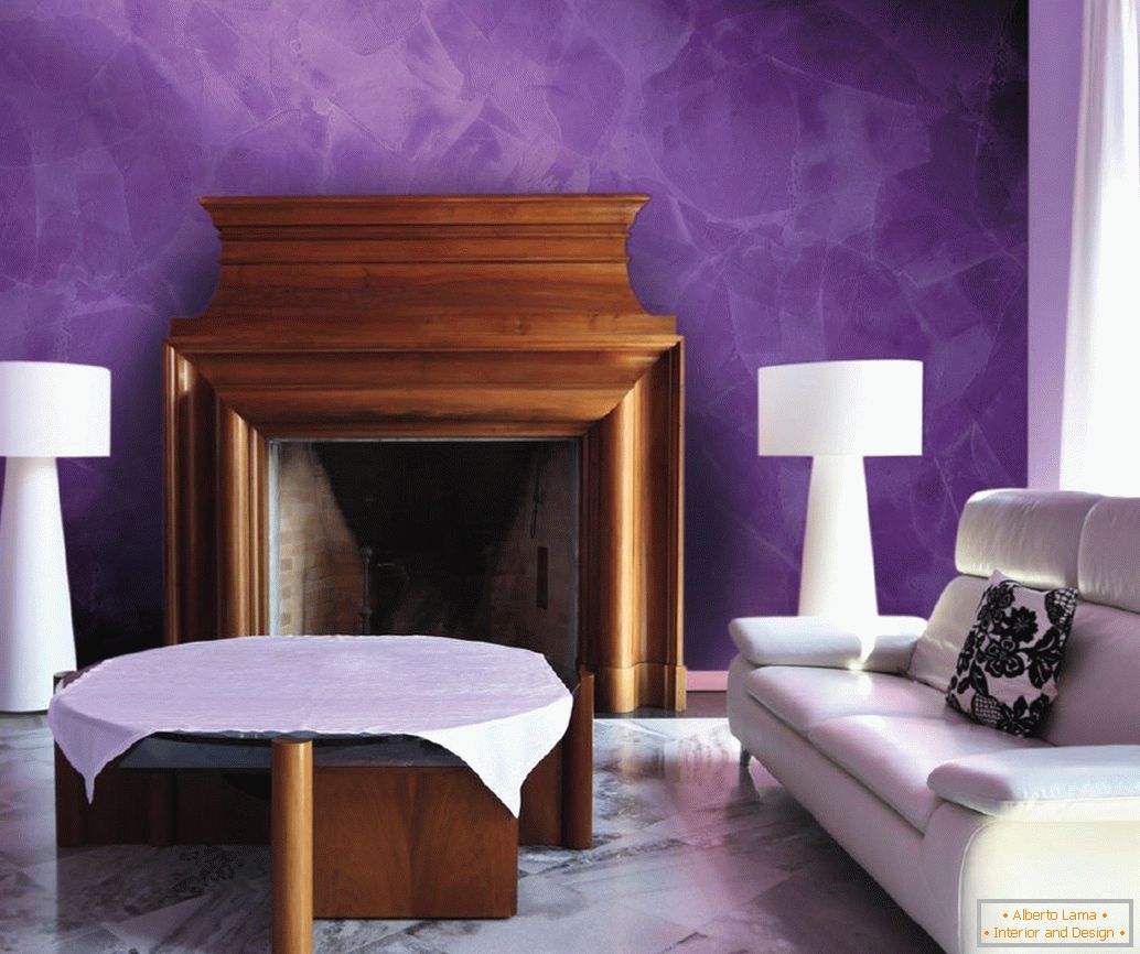 Lilac interiér s krbem