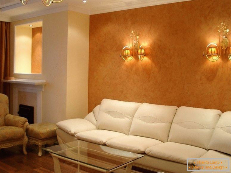 Svítidla na zeď s dekorativní omítkou v obývacím pokoji