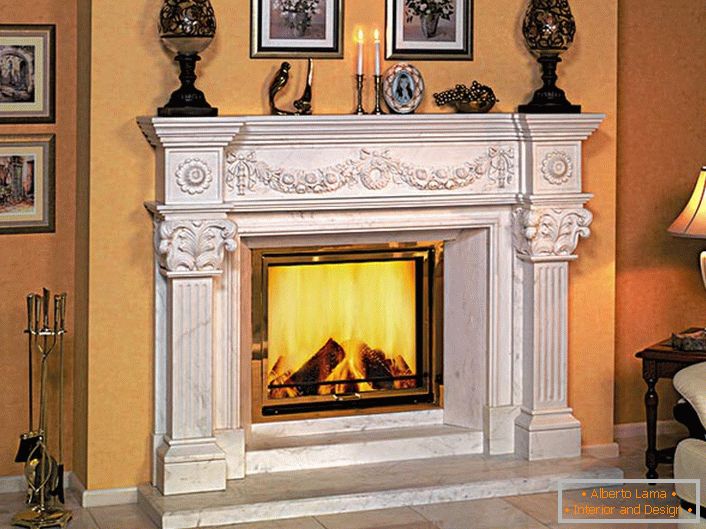 Plynový krb zdobený v interiéru secesního stylu vytváří dojem oheň z dřevěných dlažeb. 