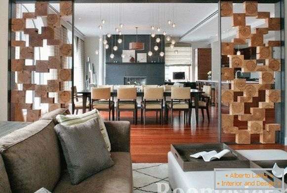 Rozdělení dřevěných kostek v obývacím pokoji