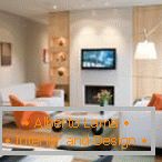 Bílé pohovky a oranžové křeslo v obývacím pokoji