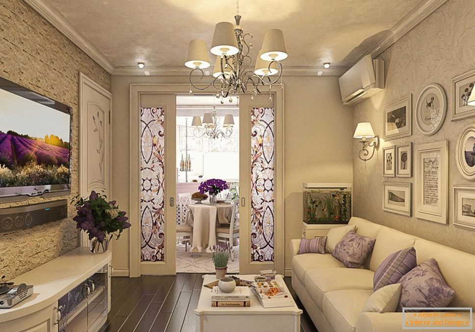 Obývací pokoj ve stylu Provence s lampami