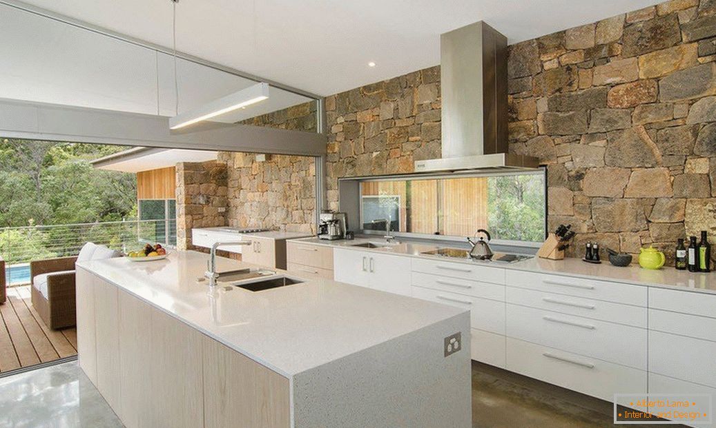 Kámen ve vnitřku kuchyně в стиле модерн