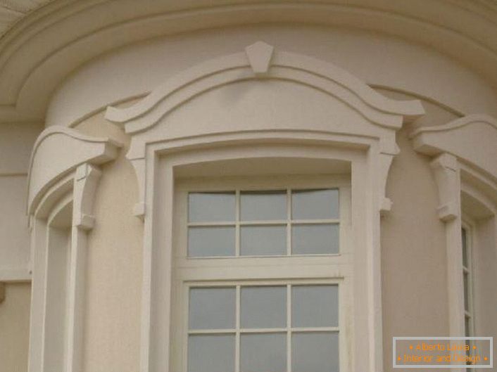 Okenní rámy jsou vyrobeny v secesním stylu. 