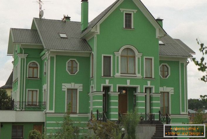 Zelené stěny jsou zdobeny štukem podle klasického stylu. Dobrá volba pro zdobení venkovského domu.