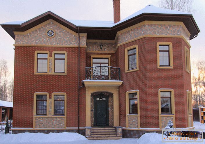 Neobvyklá architektura venkovského domu z cihel doplňuje štukovou výzdobou. Okenní a dveřní otvory z keramické štuky harmonicky zapadají do celkového stylu exteriéru. 