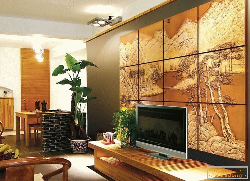 Hory na dekorativním panelu v interiéru
