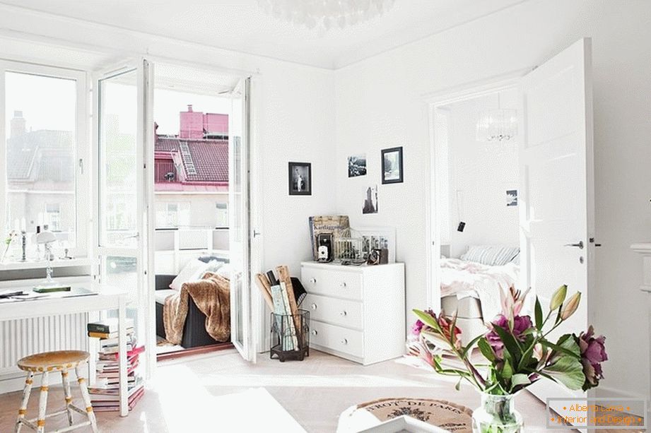 Obývací pokoj s přístupem na balkón v bílé barvě