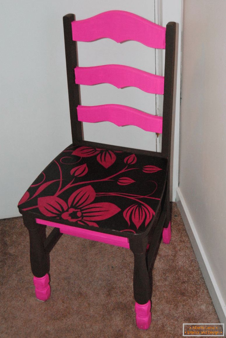 růžové a hnědé malované dekorační židle