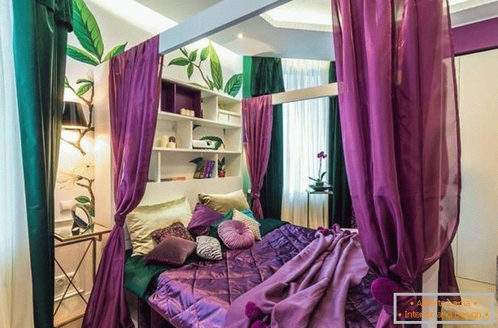 S baldachýnem přes postel v ložnici můžete vytvořit útulnější a intimní atmosféru.