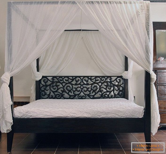 Ložnice v secesním stylu je atraktivní díky řádné organizaci postele. Pro šití baldachýnu byla použita lehká přírodní látka.