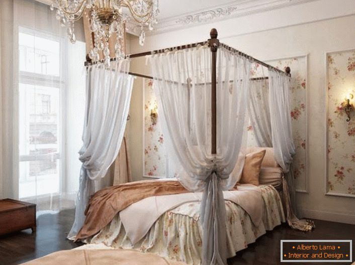 Ložnice v barokním stylu jsou vyzdobeny elegantním, vzduchovým baldachýnem, který zbytek dělá ještě relaxační. 