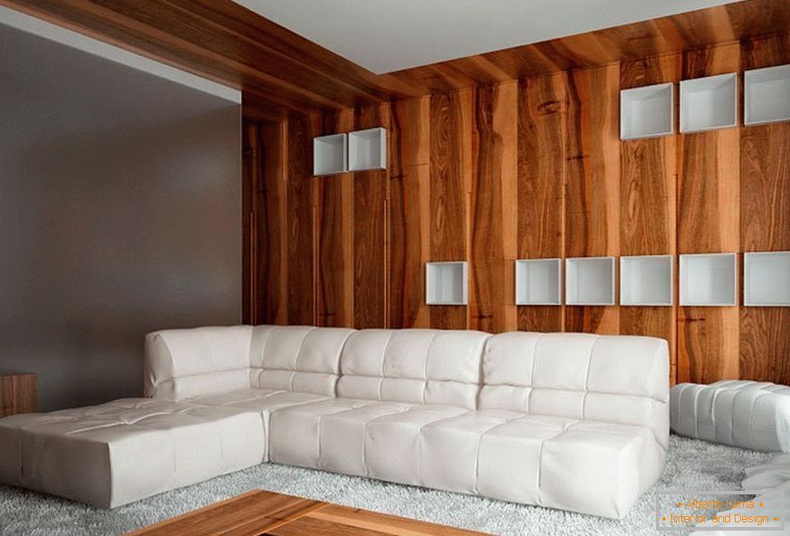 Dřevo ve vnitřním prostoru obývacího pokoje