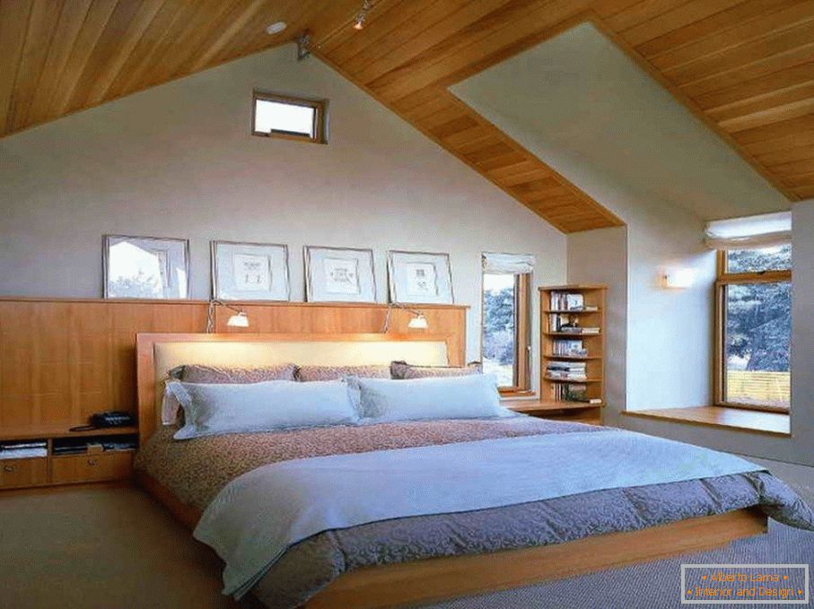 Ložnice s dřevěným stropem