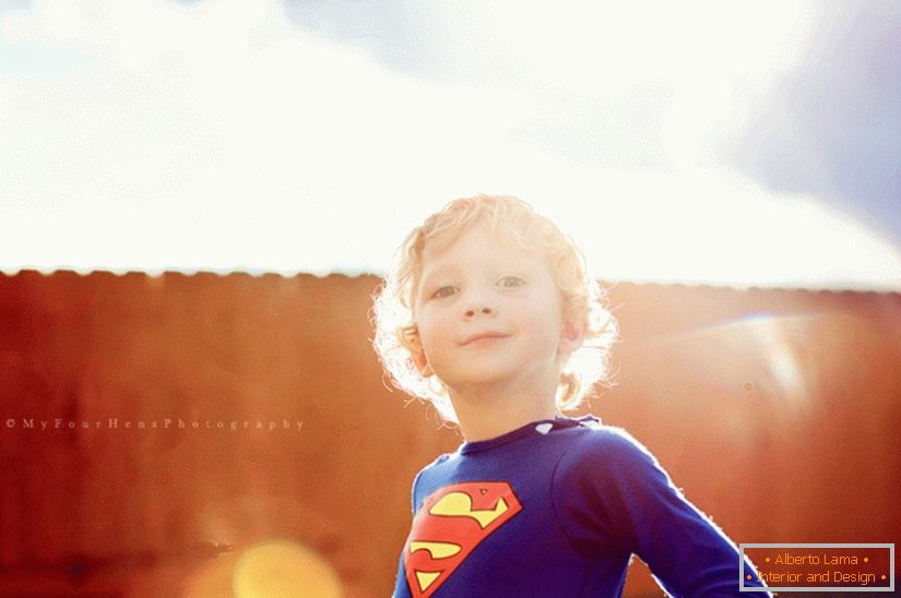 Chlapec v supermanském kostýmu