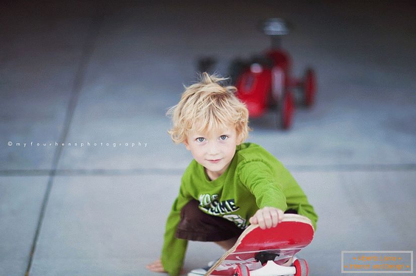Chlapec na skateboardu
