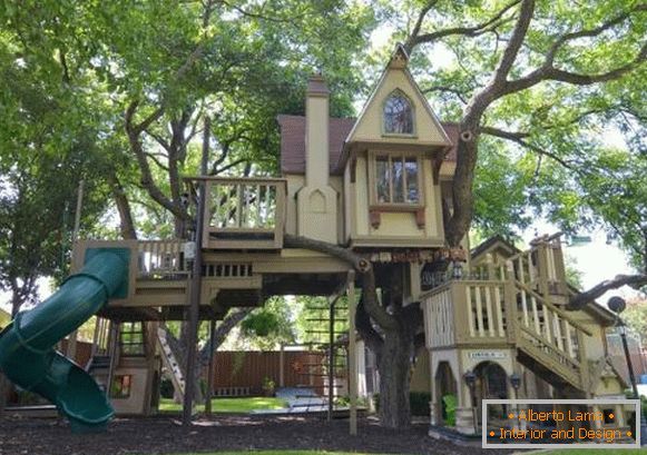 skazochnyy-detskiy-dům na stromě