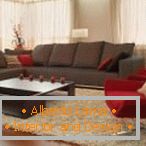 Brown pohovka a červené křeslo v obývacím pokoji