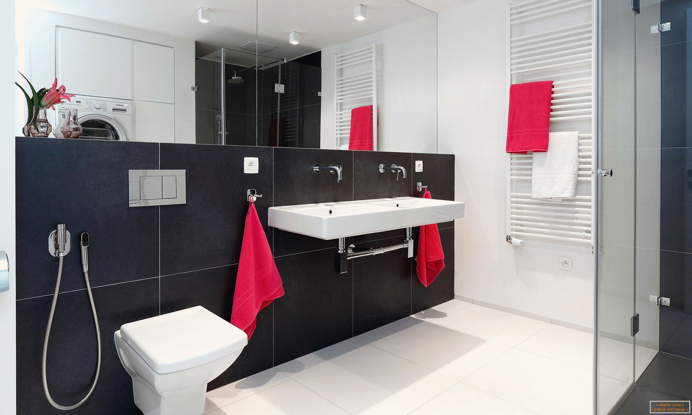 Červená, bílá a černá v designu koupelny