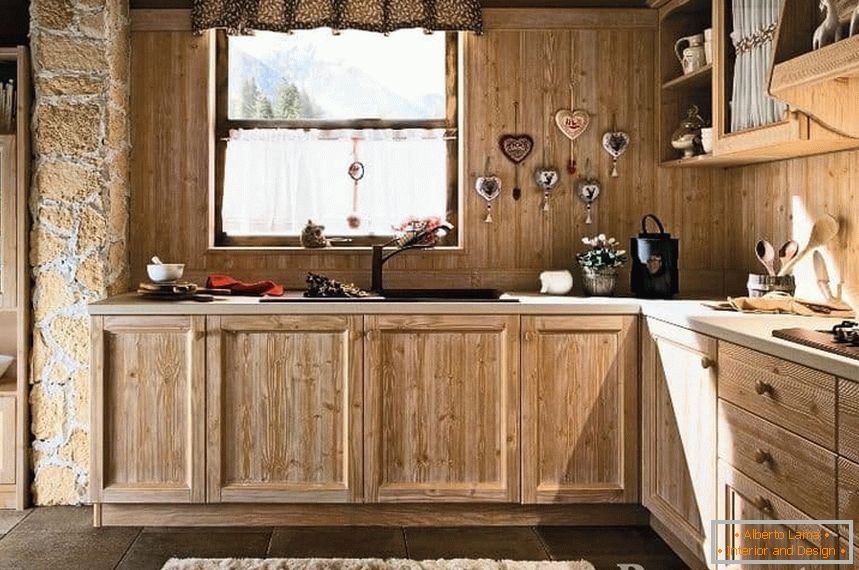 Kuchyně v ekologickém stylu s dřevěnou zástěrou