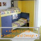 Žlutě modrý nábytek v dětském pokoji
