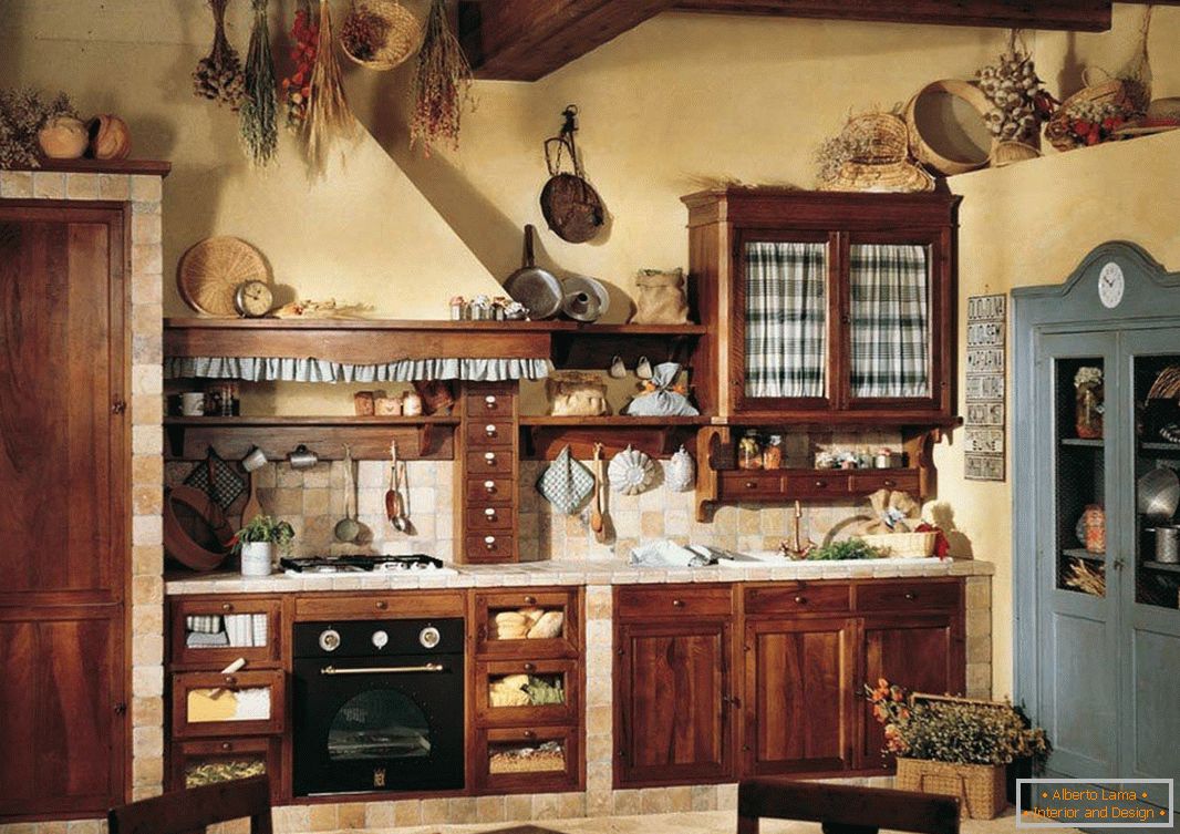 Dřevěný nábytek v kuchyni