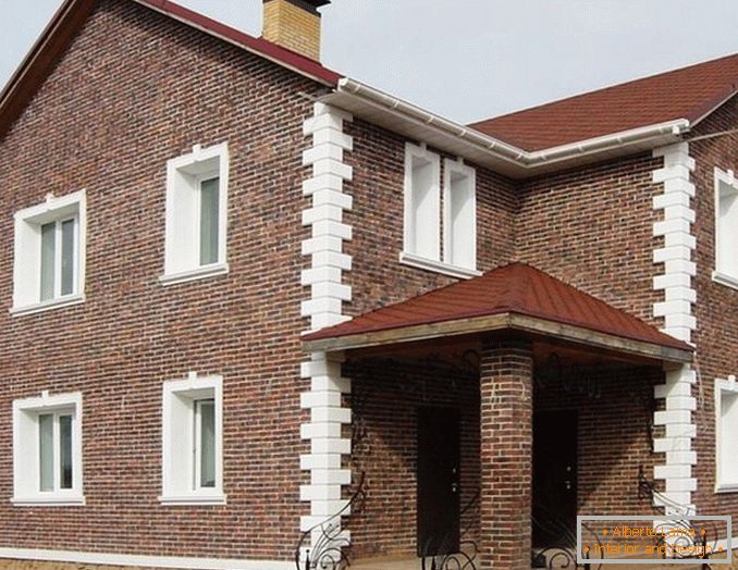 Dekorativní design fasády domu кирпичом