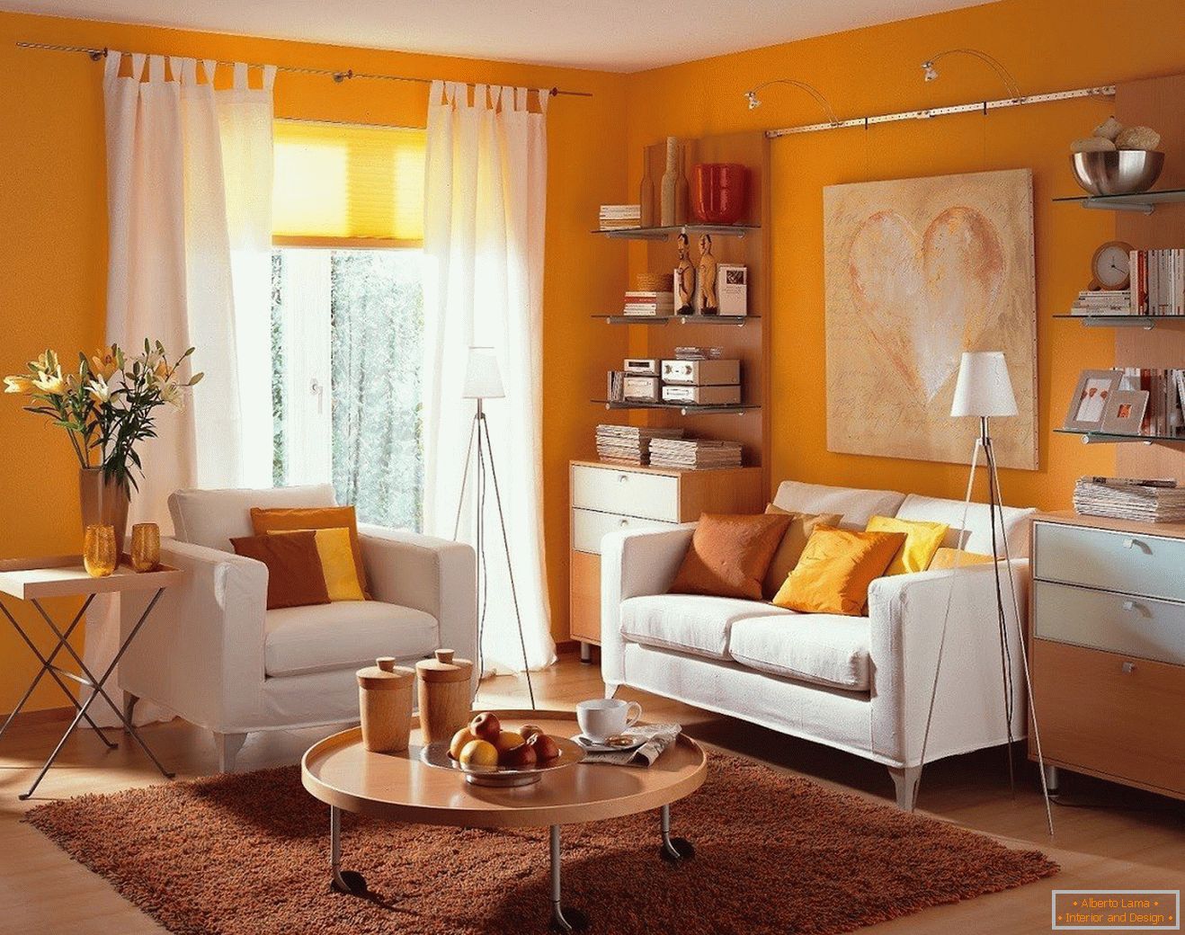 Obývací pokoj s oranžovými zdmi