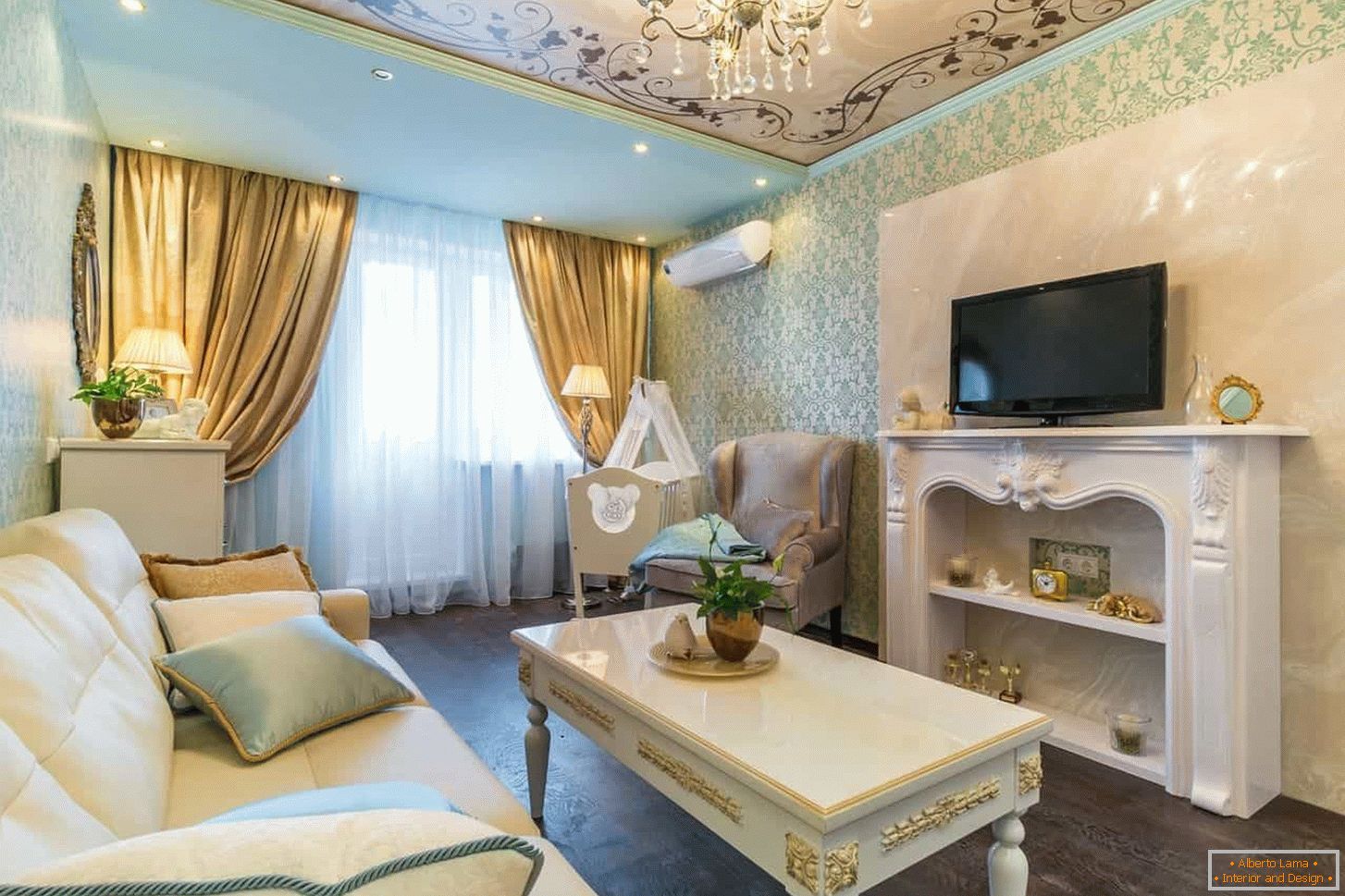 Obývací pokoj v klasickém stylu se zlatým povrchem, stropní ornament