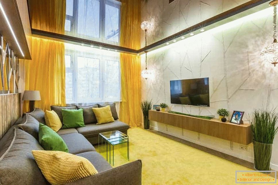 Zrcadlové povrchy v obývacím pokoji o rozloze 20 m²