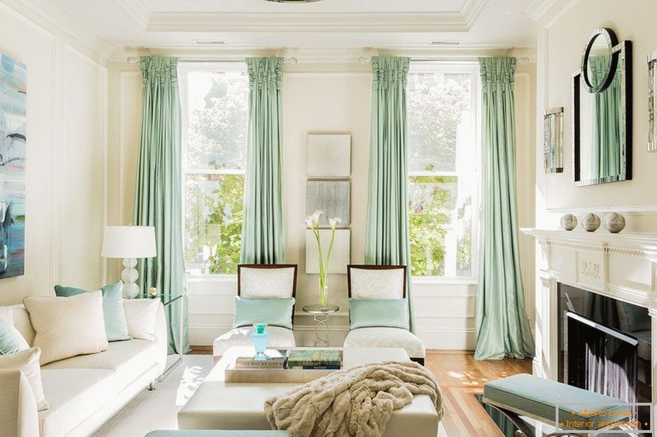 Světlý obývací pokoj se dvěma okny ke stropu