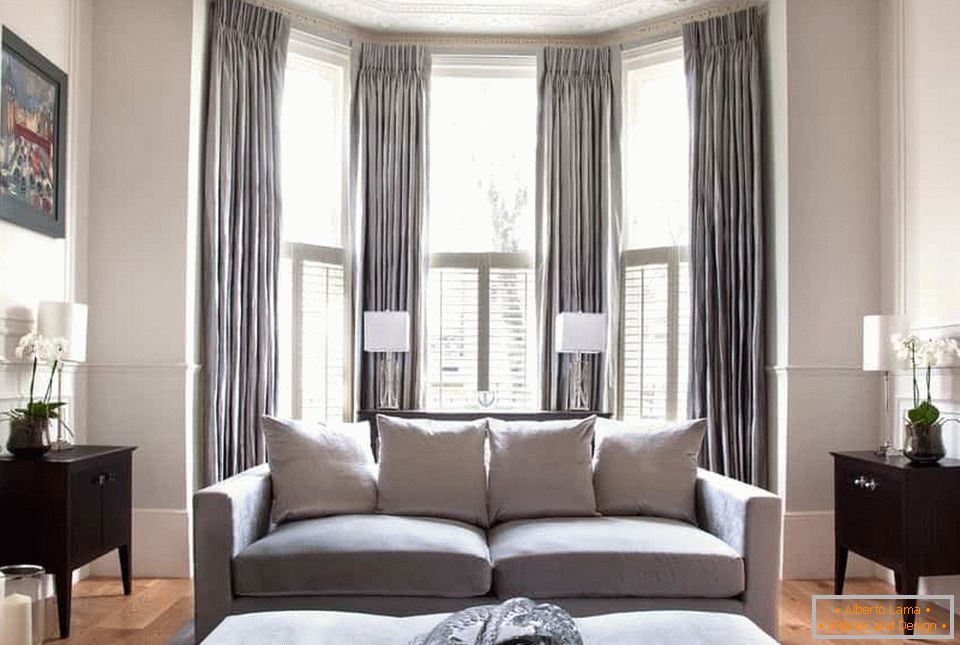 Velmi útulný obývací pokoj se zámeckým oknem