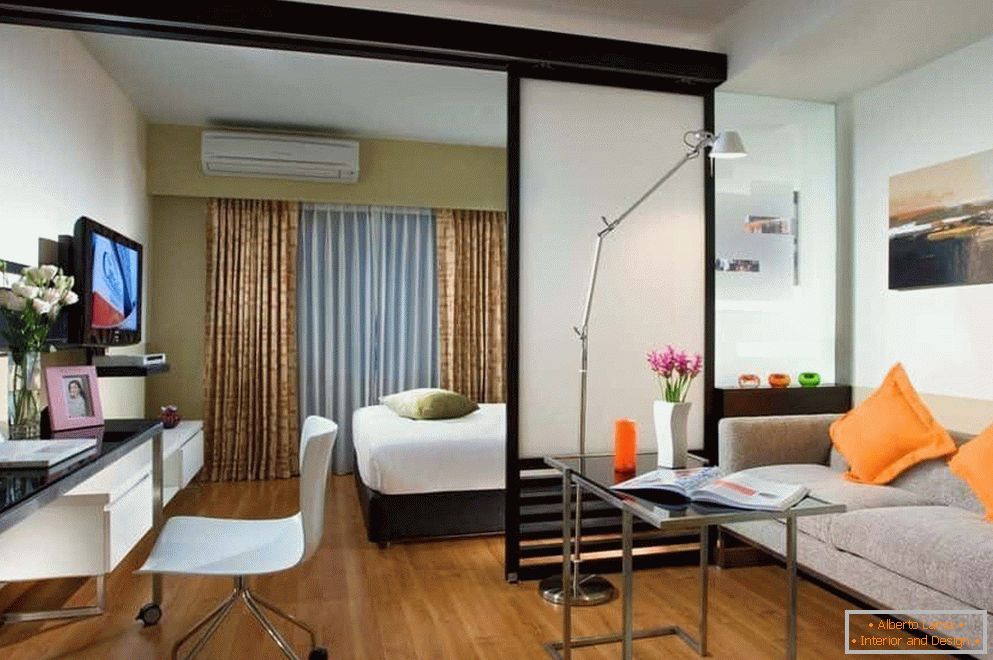 Ložnice a obývací pokoj v jedné místnosti oddělený polodrážkou