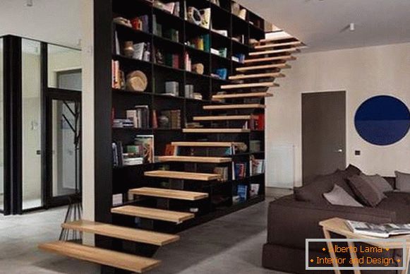 Moderní design obývacího pokoje se schodištěm v soukromém domě