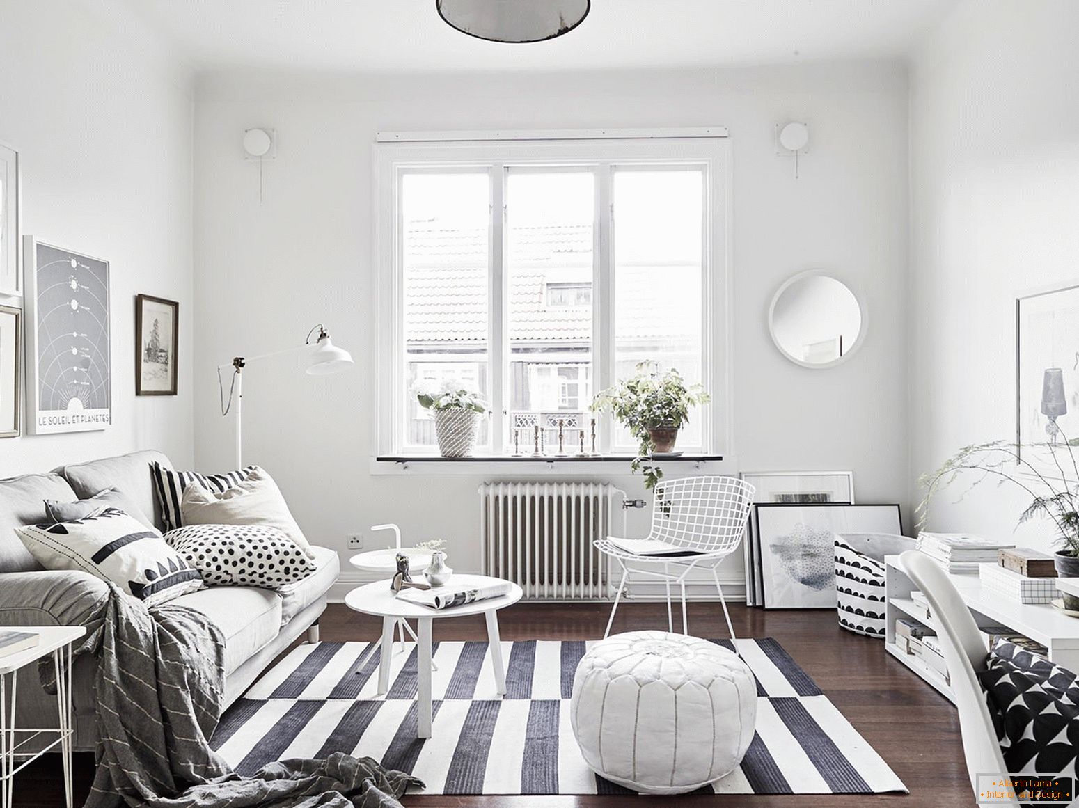 Obývací pokoj v černé a bílé barvě