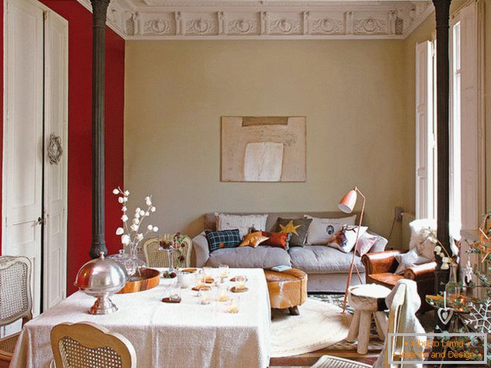 Elegantní obývací pokoj ve stylu eklektiky zdobí roztomilé polštáře. Pro novoroční výzdobu pokoje si majitel domu zvolil zajímavý smrk se stylovými ozdobami.