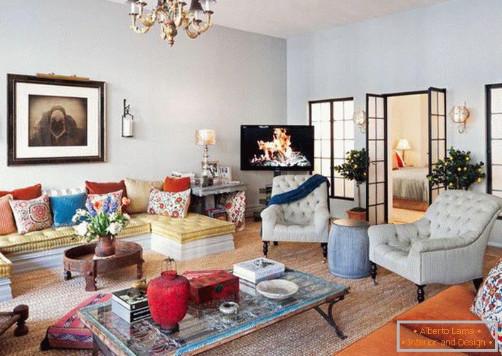 Obývací pokoj je stylově eklektický s dobře zvoleným osvětlením. Zdá se, že lustr a podlahová svítidla byly zachovány od minulého století.