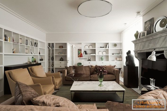 Stěny místnosti a strop jsou vyrobeny v bílé barvě, takže obývací pokoj je prostornější a jasnější.