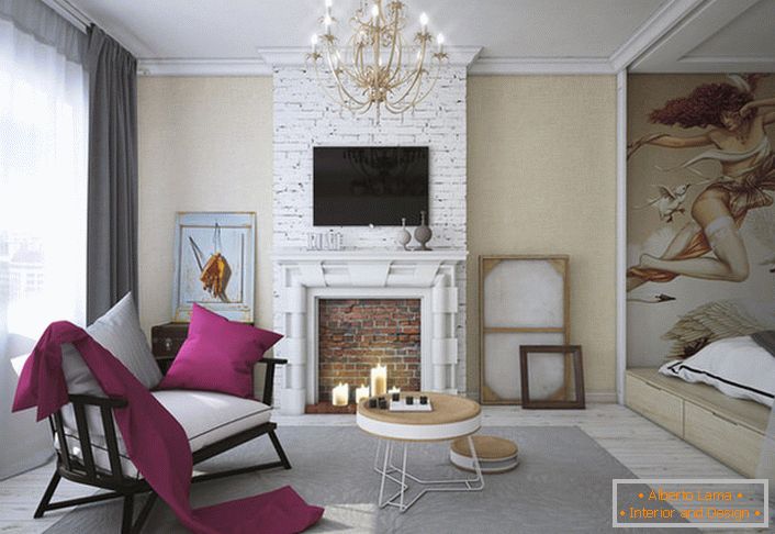 Nábytek v obývacím pokoji světlé a tmavé barvy se ve svém stylu liší, ale díky bílým polštářům dokonale zapadá do konceptu eklektického stylu.