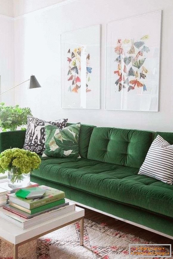 Zelená sametová pohovka v interiéru obývacího pokoje - fotografie