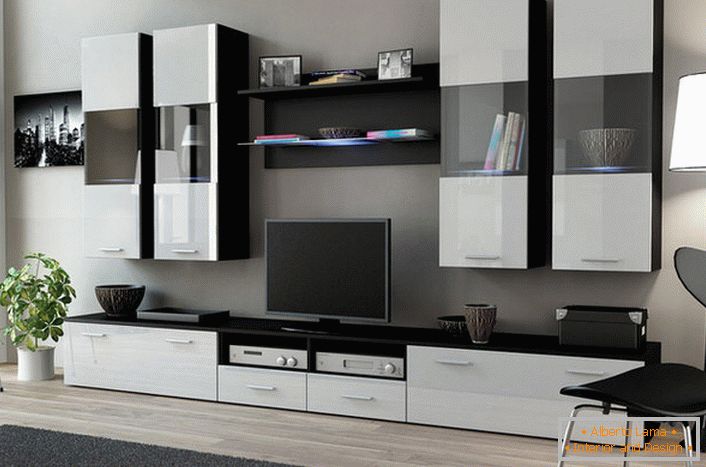 Bílé lesklé povrchy jsou kombinovány s prvky barevného wenge. Sada pro obývací pokoj je nejen atraktivní zvenčí, ale také s vysokou funkčností.