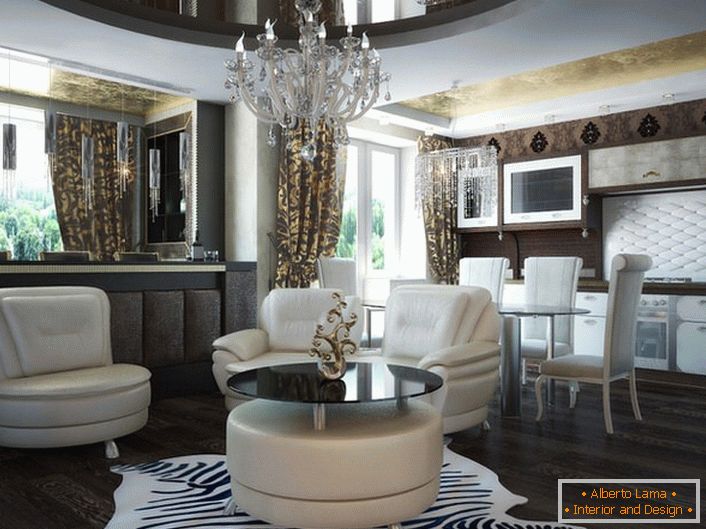 Pro malý obývací pokoj ve studiovém bytě byl vybrán lakonický, ale vznešený nábytek. Podle stylu art deco se k dekoru používá koberec se zvířecím tiskem připomínající zebra. 