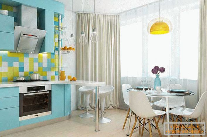 Pracovní a jídelní prostory jsou odděleny barvou. Bar a lustry dodávají kuchyni úplný vzhled.