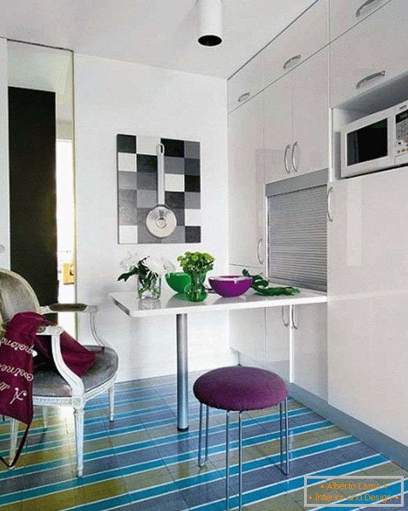 Jednoduchý design malé kuchyně v moderním bytě